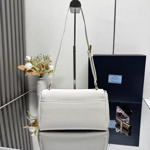 This shoulder bag is exquisite in shape and practical, timeless and versatile. The grained leather material and hand-made details create a solid and excellent quality, with an adjustable shoulder strap and a metal letter logo. It's perfect 😘, with a large capacity and super soft feel, hurry up and get it