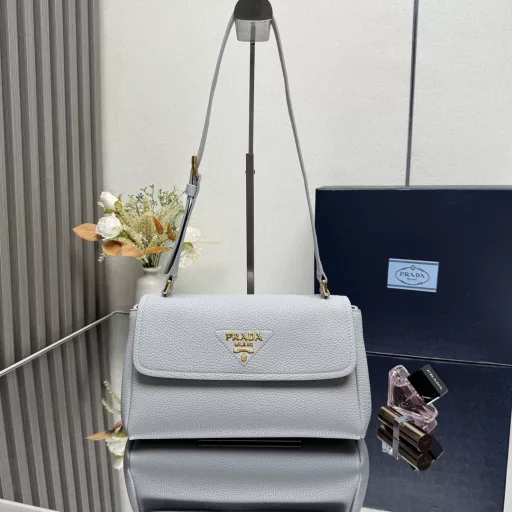 This shoulder bag is exquisite in shape and practical, timeless and versatile. The grained leather material and hand-made details create a solid and excellent quality, with an adjustable shoulder strap and a metal letter logo. It's perfect 😘, with a large capacity and super soft feel, hurry up and get it