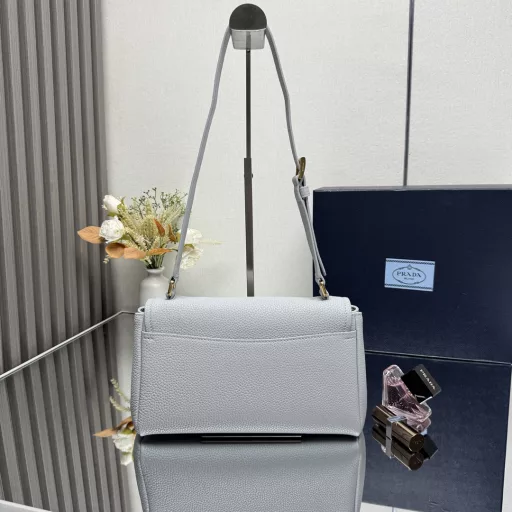 This shoulder bag is exquisite in shape and practical, timeless and versatile. The grained leather material and hand-made details create a solid and excellent quality, with an adjustable shoulder strap and a metal letter logo. It's perfect 😘, with a large capacity and super soft feel, hurry up and get it