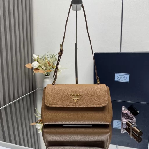 This shoulder bag is exquisite in shape and practical, timeless and versatile. The grained leather material and hand-made details create a solid and excellent quality, with an adjustable shoulder strap and a metal letter logo. It's perfect 😘, with a large capacity and super soft feel, hurry up and get it