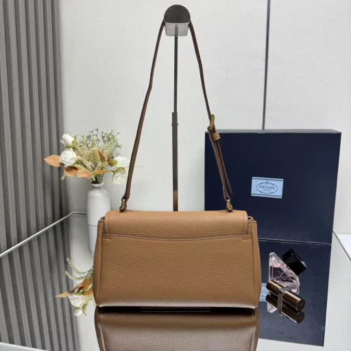This shoulder bag is exquisite in shape and practical, timeless and versatile. The grained leather material and hand-made details create a solid and excellent quality, with an adjustable shoulder strap and a metal letter logo. It's perfect 😘, with a large capacity and super soft feel, hurry up and get it
