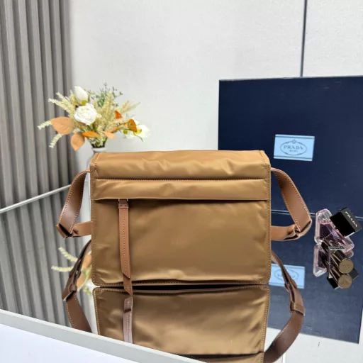 The concept of mix and match runs through Prada's narrative language, interpreting creative designs through a unique and interesting combination of materials, silhouettes and functions. This flap shoulder bag is reinterpreted with Re-Nylon recycled nylon technological innovation material to present a refined and soft silhouette. The lining process gives the bag a soft and modern look, and the adjustable leather shoulder strap allows for multiple ways of carrying