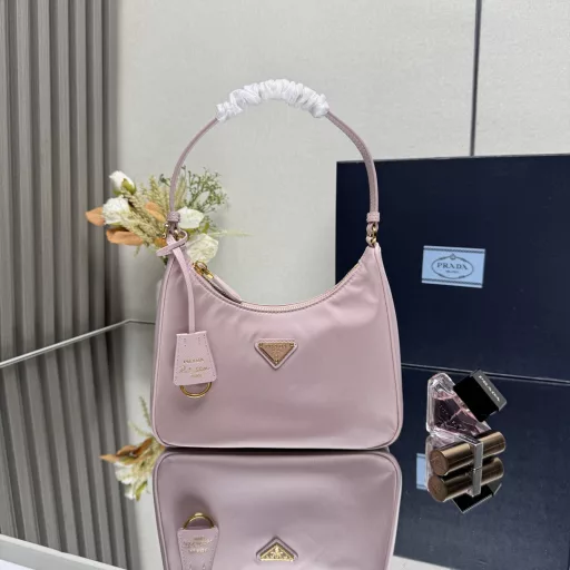 Hobo bag with leather shoulder straps combines versatile design 😘 Women's nylon shoulder bag, model 1N204M, made of imported original parachute fabric, hand-held cross-grain cowhide, lightweight and practical Hobo underarm bag, super simple and durable👍👍, small/light/capable/easy to match/fashionable underarm bag, can also be carried by hand, super invincible and easy to use😍😍. Currently, it is the most popular bag among celebrities, don't you want to buy it😜😜, ladies, hurry up