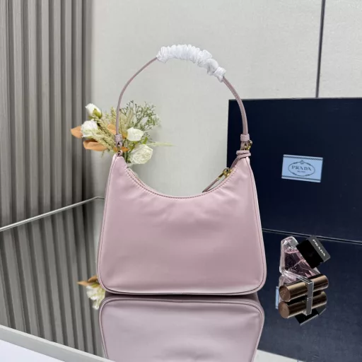 Hobo bag with leather shoulder straps combines versatile design 😘 Women's nylon shoulder bag, model 1N204M, made of imported original parachute fabric, hand-held cross-grain cowhide, lightweight and practical Hobo underarm bag, super simple and durable👍👍, small/light/capable/easy to match/fashionable underarm bag, can also be carried by hand, super invincible and easy to use😍😍. Currently, it is the most popular bag among celebrities, don't you want to buy it😜😜, ladies, hurry up