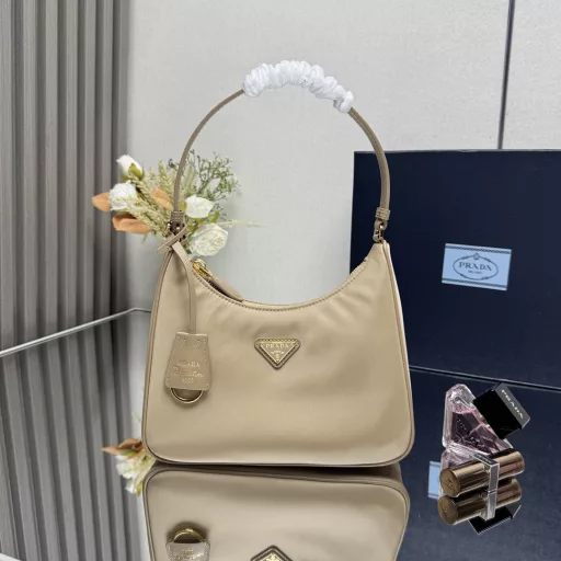 Hobo bag with leather shoulder straps combines versatile design 😘 Women's nylon shoulder bag, model 1N204M, made of imported original parachute fabric, hand-held cross-grain cowhide, lightweight and practical Hobo underarm bag, super simple and durable👍👍, small/light/capable/easy to match/fashionable underarm bag, can also be carried by hand, super invincible and easy to use😍😍. Currently, it is the most popular bag among celebrities, don't you want to buy it😜😜, ladies, hurry up
