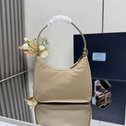 Hobo bag with leather shoulder straps combines versatile design 😘 Women's nylon shoulder bag, model 1N204M, made of imported original parachute fabric, hand-held cross-grain cowhide, lightweight and practical Hobo underarm bag, super simple and durable👍👍, small/light/capable/easy to match/fashionable underarm bag, can also be carried by hand, super invincible and easy to use😍😍. Currently, it is the most popular bag among celebrities, don't you want to buy it😜😜, ladies, hurry up
