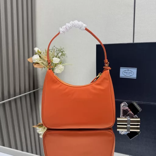Hobo bag with leather shoulder straps combines versatile design 😘 Women's nylon shoulder bag, model 1N204M, made of imported original parachute fabric, hand-held cross-grain cowhide, lightweight and practical Hobo underarm bag, super simple and durable👍👍, small/light/capable/easy to match/fashionable underarm bag, can also be carried by hand, super invincible and easy to use😍😍. Currently, it is the most popular bag among celebrities, don't you want to buy it😜😜, ladies, hurry up