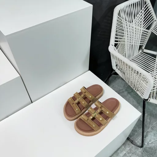 Celine 25 Spring/Summer New Casual Roman Slippers This season's Celine makes me fall in love with it again. There are so many beautiful shoes this season! This pair of sandals is really easy to match! The thick-soled series is especially good for modifying the foot shape. The simple design is matched with the classic logo as an embellishment. The overall visual effect is particularly attractive and easy to match! The upper is made of imported cow suede! The inner lining is sheepskin! The original two-layer combination of raw rubber outsole! ! The original is consistent