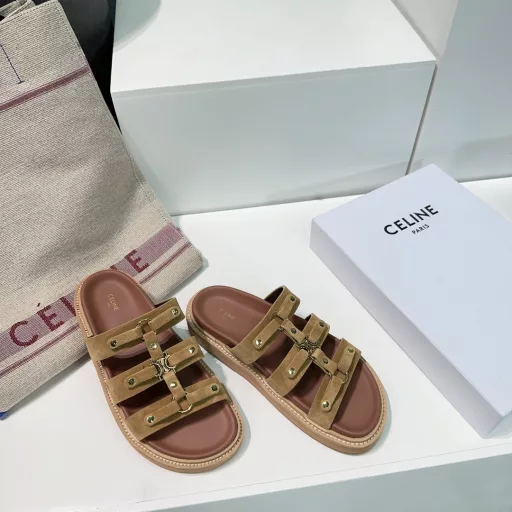 Celine 25 Spring/Summer New Casual Roman Slippers This season's Celine makes me fall in love with it again. There are so many beautiful shoes this season! This pair of sandals is really easy to match! The thick-soled series is especially good for modifying the foot shape. The simple design is matched with the classic logo as an embellishment. The overall visual effect is particularly attractive and easy to match! The upper is made of imported cow suede! The inner lining is sheepskin! The original two-layer combination of raw rubber outsole! ! The original is consistent