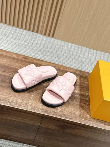 𝐋𝐨𝐮𝐢𝐬𝐕𝐮𝐢𝐭𝐭𝐨𝐧Purchasing agent + airplane boxL-branded Bom Dia Comfort series, flat slippers, original development, ceiling level, exquisite packaging for delivery counters!Original cowhide embossed surface/classic old flower surfaceImported soft sheepskin lining/edgingOriginal molded non-slip TPU outsole