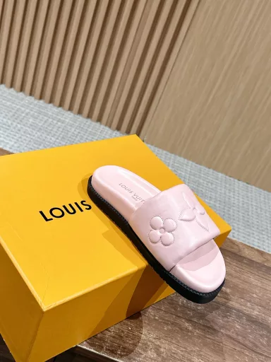 𝐋𝐨𝐮𝐢𝐬𝐕𝐮𝐢𝐭𝐭𝐨𝐧Purchasing agent + airplane boxL-branded Bom Dia Comfort series, flat slippers, original development, ceiling level, exquisite packaging for delivery counters!Original cowhide embossed surface/classic old flower surfaceImported soft sheepskin lining/edgingOriginal molded non-slip TPU outsole