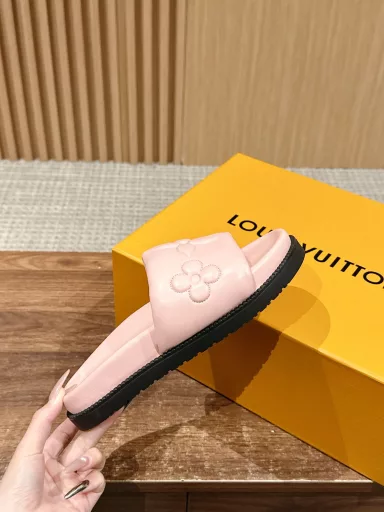 𝐋𝐨𝐮𝐢𝐬𝐕𝐮𝐢𝐭𝐭𝐨𝐧Purchasing agent + airplane boxL-branded Bom Dia Comfort series, flat slippers, original development, ceiling level, exquisite packaging for delivery counters!Original cowhide embossed surface/classic old flower surfaceImported soft sheepskin lining/edgingOriginal molded non-slip TPU outsole