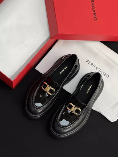 Salvatore Ferragamo New Horsebit Thick-soled LoafersIn the vast starry sky of fashion, Salvatore Ferragamo loafers are like a shining and eternal superstar. Since their shining debut, they have defined the fashion code of elegance and comfort, and have become the foot treasures that countless fashion believers dream of.Every pair of Salvatore Ferragamo loafers is born in a traditional Italian handmade workshop, where leather and art dance together. Experienced craftsmen select the world's top leathers, and discern every inch of texture and texture between their fingertips, just to pick out the best materials that can carry the soul of the brand. From precise cutting to delicate sewing, hundreds of processes are meticulously crafted. The iconic 