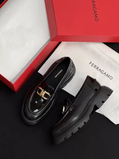Salvatore Ferragamo New Horsebit Thick-soled LoafersIn the vast starry sky of fashion, Salvatore Ferragamo loafers are like a shining and eternal superstar. Since their shining debut, they have defined the fashion code of elegance and comfort, and have become the foot treasures that countless fashion believers dream of.Every pair of Salvatore Ferragamo loafers is born in a traditional Italian handmade workshop, where leather and art dance together. Experienced craftsmen select the world's top leathers, and discern every inch of texture and texture between their fingertips, just to pick out the best materials that can carry the soul of the brand. From precise cutting to delicate sewing, hundreds of processes are meticulously crafted. The iconic 