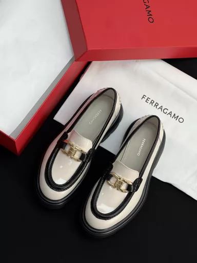 Salvatore Ferragamo New Horsebit Thick-soled LoafersIn the vast starry sky of fashion, Salvatore Ferragamo loafers are like a shining and eternal superstar. Since their shining debut, they have defined the fashion code of elegance and comfort, and have become the foot treasures that countless fashion believers dream of.Every pair of Salvatore Ferragamo loafers is born in a traditional Italian handmade workshop, where leather and art dance together. Experienced craftsmen select the world's top leathers, and discern every inch of texture and texture between their fingertips, just to pick out the best materials that can carry the soul of the brand. From precise cutting to delicate sewing, hundreds of processes are meticulously crafted. The iconic 