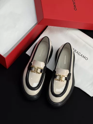 Salvatore Ferragamo New Horsebit Thick-soled LoafersIn the vast starry sky of fashion, Salvatore Ferragamo loafers are like a shining and eternal superstar. Since their shining debut, they have defined the fashion code of elegance and comfort, and have become the foot treasures that countless fashion believers dream of.Every pair of Salvatore Ferragamo loafers is born in a traditional Italian handmade workshop, where leather and art dance together. Experienced craftsmen select the world's top leathers, and discern every inch of texture and texture between their fingertips, just to pick out the best materials that can carry the soul of the brand. From precise cutting to delicate sewing, hundreds of processes are meticulously crafted. The iconic 