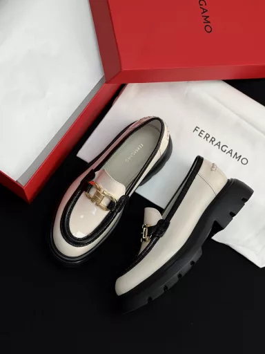 Salvatore Ferragamo New Horsebit Thick-soled LoafersIn the vast starry sky of fashion, Salvatore Ferragamo loafers are like a shining and eternal superstar. Since their shining debut, they have defined the fashion code of elegance and comfort, and have become the foot treasures that countless fashion believers dream of.Every pair of Salvatore Ferragamo loafers is born in a traditional Italian handmade workshop, where leather and art dance together. Experienced craftsmen select the world's top leathers, and discern every inch of texture and texture between their fingertips, just to pick out the best materials that can carry the soul of the brand. From precise cutting to delicate sewing, hundreds of processes are meticulously crafted. The iconic 