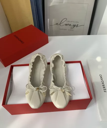 Super soft egg roll shoes, shopping, driving, traveling, absolutely the best choice, the same style as celebrities and internet celebrities, with aristocratic atmosphere, very comfortable and elegant.The classic representative bow design is matched with square hardware, the texture is really amazing! The electric pacing effect is very strong and the letter engraving is very delicate!It is not only beautiful but also more comfortable! The foam sandwich in the midsole is soft and elastic, you will love it when you put it on!