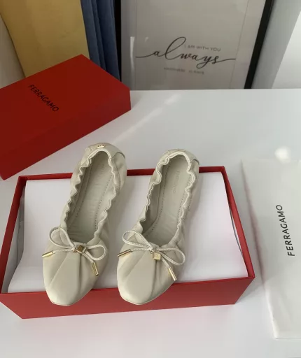 Super soft egg roll shoes, shopping, driving, traveling, absolutely the best choice, the same style as celebrities and internet celebrities, with aristocratic atmosphere, very comfortable and elegant.The classic representative bow design is matched with square hardware, the texture is really amazing! The electric pacing effect is very strong and the letter engraving is very delicate!It is not only beautiful but also more comfortable! The foam sandwich in the midsole is soft and elastic, you will love it when you put it on!