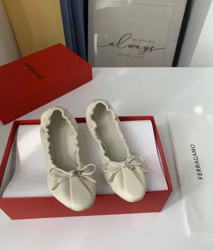 Super soft egg roll shoes, shopping, driving, traveling, absolutely the best choice, the same style as celebrities and internet celebrities, with aristocratic atmosphere, very comfortable and elegant.The classic representative bow design is matched with square hardware, the texture is really amazing! The electric pacing effect is very strong and the letter engraving is very delicate!It is not only beautiful but also more comfortable! The foam sandwich in the midsole is soft and elastic, you will love it when you put it on!