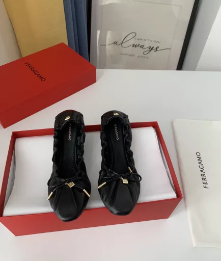 Super soft egg roll shoes, shopping, driving, traveling, absolutely the best choice, the same style as celebrities and internet celebrities, with aristocratic atmosphere, very comfortable and elegant.The classic representative bow design is matched with square hardware, the texture is really amazing! The electric pacing effect is very strong and the letter engraving is very delicate!It is not only beautiful but also more comfortable! The foam sandwich in the midsole is soft and elastic, you will love it when you put it on!