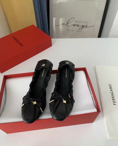 Super soft egg roll shoes, shopping, driving, traveling, absolutely the best choice, the same style as celebrities and internet celebrities, with aristocratic atmosphere, very comfortable and elegant.The classic representative bow design is matched with square hardware, the texture is really amazing! The electric pacing effect is very strong and the letter engraving is very delicate!It is not only beautiful but also more comfortable! The foam sandwich in the midsole is soft and elastic, you will love it when you put it on!