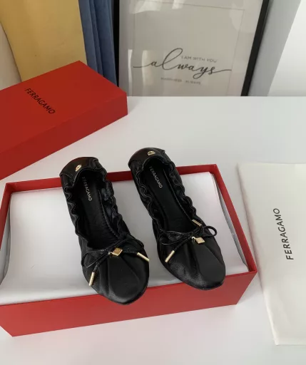 Super soft egg roll shoes, shopping, driving, traveling, absolutely the best choice, the same style as celebrities and internet celebrities, with aristocratic atmosphere, very comfortable and elegant.The classic representative bow design is matched with square hardware, the texture is really amazing! The electric pacing effect is very strong and the letter engraving is very delicate!It is not only beautiful but also more comfortable! The foam sandwich in the midsole is soft and elastic, you will love it when you put it on!