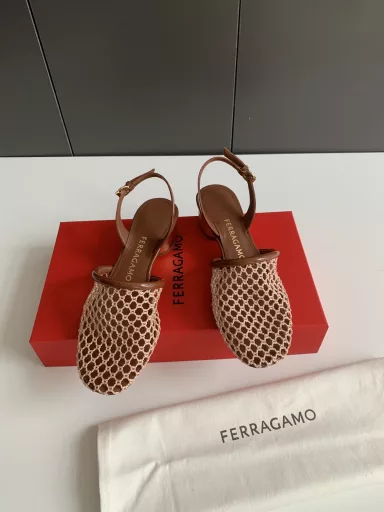 FERRAGAMO Ferragamo 2025 new summer mesh shoes high-end round-toe breathable cap-toe half-slip high-heeled sandals!The classic style is reshaped with a new approach, combining mesh fabric uppers with patent leather details, inspired by the Cistia shoes designed by Mr. Salvatore Ferragamo in 1952. It adopts a rounded thick heel, which is finely crafted to present a brass finish effect, and is harmoniously matched with the mesh woven upper decorated with tassel lace and delicate patent leather trim.