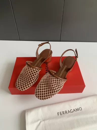 FERRAGAMO Ferragamo 2025 new summer mesh shoes high-end round-toe breathable cap-toe half-slip high-heeled sandals!The classic style is reshaped with a new approach, combining mesh fabric uppers with patent leather details, inspired by the Cistia shoes designed by Mr. Salvatore Ferragamo in 1952. It adopts a rounded thick heel, which is finely crafted to present a brass finish effect, and is harmoniously matched with the mesh woven upper decorated with tassel lace and delicate patent leather trim.