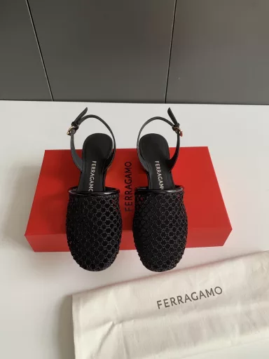 FERRAGAMO Ferragamo 2025 new summer mesh shoes high-end round-toe breathable cap-toe half-slip high-heeled sandals!The classic style is reshaped with a new approach, combining mesh fabric uppers with patent leather details, inspired by the Cistia shoes designed by Mr. Salvatore Ferragamo in 1952. It adopts a rounded thick heel, which is finely crafted to present a brass finish effect, and is harmoniously matched with the mesh woven upper decorated with tassel lace and delicate patent leather trim.