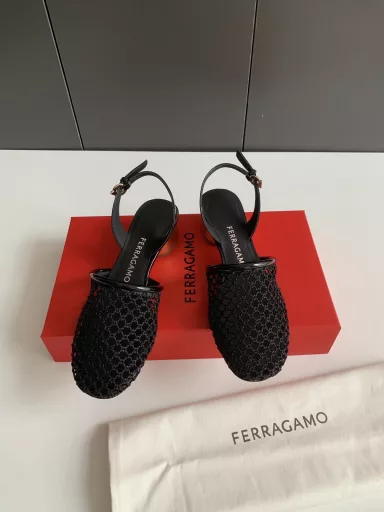 FERRAGAMO Ferragamo 2025 new summer mesh shoes high-end round-toe breathable cap-toe half-slip high-heeled sandals!The classic style is reshaped with a new approach, combining mesh fabric uppers with patent leather details, inspired by the Cistia shoes designed by Mr. Salvatore Ferragamo in 1952. It adopts a rounded thick heel, which is finely crafted to present a brass finish effect, and is harmoniously matched with the mesh woven upper decorated with tassel lace and delicate patent leather trim.