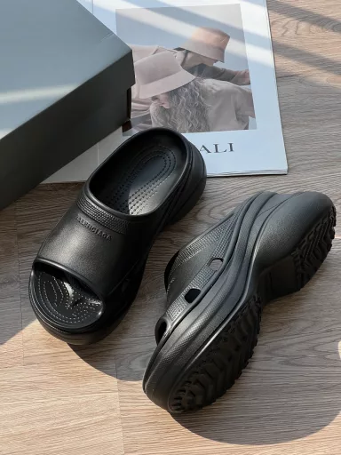 Balenciaga CrocsPool thick-soled slip-on sandals are worth buying!The key point is that they are extremely versatile! You can match them with your favorite small socks, and they are super light to wear.It is also particularly considerate to design two heel heights, 4cm and 7cm, and you can choose according to your preferences and needs. If you want to feel relaxed and comfortable, choose 4cm; if you want to take beautiful long-legged photos, then 7cm is the best choice!In terms of material, the shoe body is made of lightweight EVA material, which is soft and elastic, and has super wear resistance. You won’t feel tired no matter how long you wear it. The sole also has a shock-absorbing particle design. When you step on it, you feel like you are stepping on shit, but it also has enough support, so you can go shopping and walking!It is also stress-free to match, it is simply 