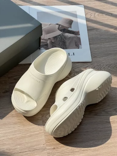 Balenciaga CrocsPool thick-soled slip-on sandals are worth buying!The key point is that they are extremely versatile! You can match them with your favorite small socks, and they are super light to wear.It is also particularly considerate to design two heel heights, 4cm and 7cm, and you can choose according to your preferences and needs. If you want to feel relaxed and comfortable, choose 4cm; if you want to take beautiful long-legged photos, then 7cm is the best choice!In terms of material, the shoe body is made of lightweight EVA material, which is soft and elastic, and has super wear resistance. You won’t feel tired no matter how long you wear it. The sole also has a shock-absorbing particle design. When you step on it, you feel like you are stepping on shit, but it also has enough support, so you can go shopping and walking!It is also stress-free to match, it is simply 