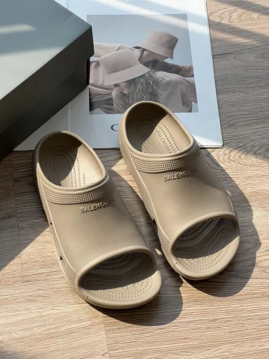 Balenciaga CrocsPool thick-soled slip-on sandals are worth buying!The key point is that they are extremely versatile! You can match them with your favorite small socks, and they are super light to wear.It is also particularly considerate to design two heel heights, 4cm and 7cm, and you can choose according to your preferences and needs. If you want to feel relaxed and comfortable, choose 4cm; if you want to take beautiful long-legged photos, then 7cm is the best choice!In terms of material, the shoe body is made of lightweight EVA material, which is soft and elastic, and has super wear resistance. You won’t feel tired no matter how long you wear it. The sole also has a shock-absorbing particle design. When you step on it, you feel like you are stepping on shit, but it also has enough support, so you can go shopping and walking!It is also stress-free to match, it is simply 