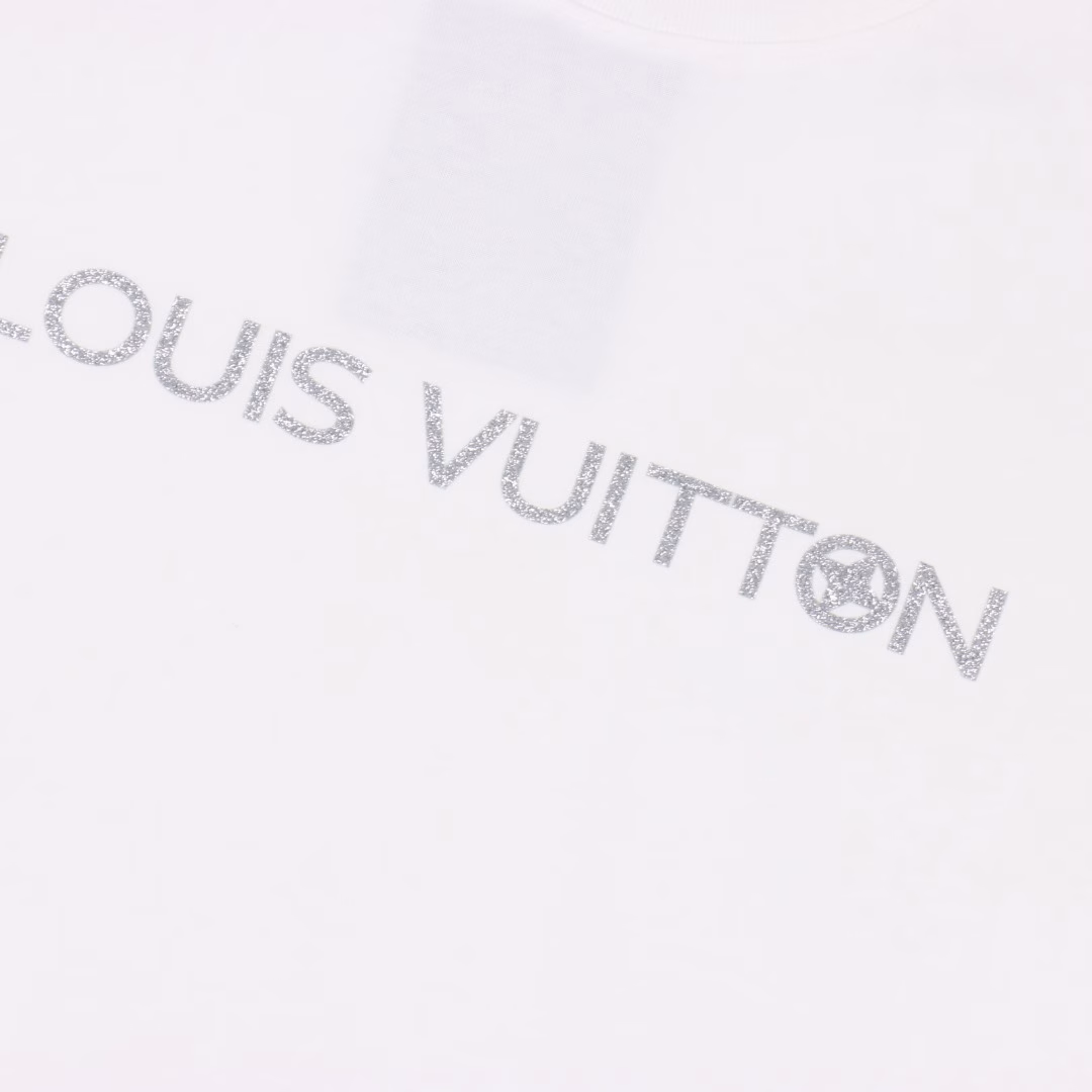 Louis Vuitton LV 25SS hot silver letter short-sleeved T-shirtThe fabric is made of customized 240g 26-count special smooth double-strand fine cotton plain weave high-density dust-free cotton fabric. The front is high-density thickened, the lines are smooth, OEM quality, and a full set of customized accessories.