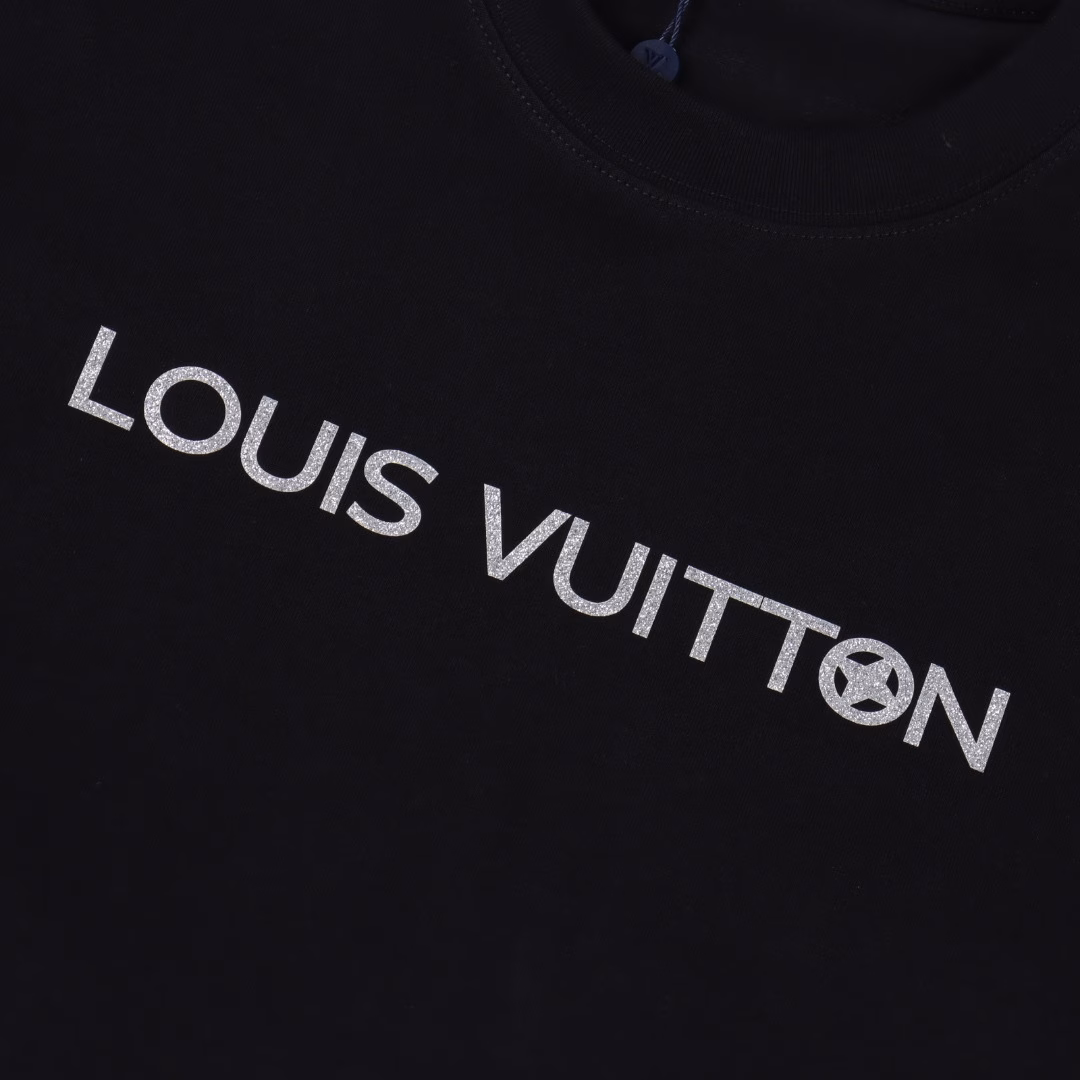 Louis Vuitton LV 25SS hot silver letter short-sleeved T-shirtThe fabric is made of customized 240g 26-count special smooth double-strand fine cotton plain weave high-density dust-free cotton fabric. The front is high-density thickened, the lines are smooth, OEM quality, and a full set of customized accessories.