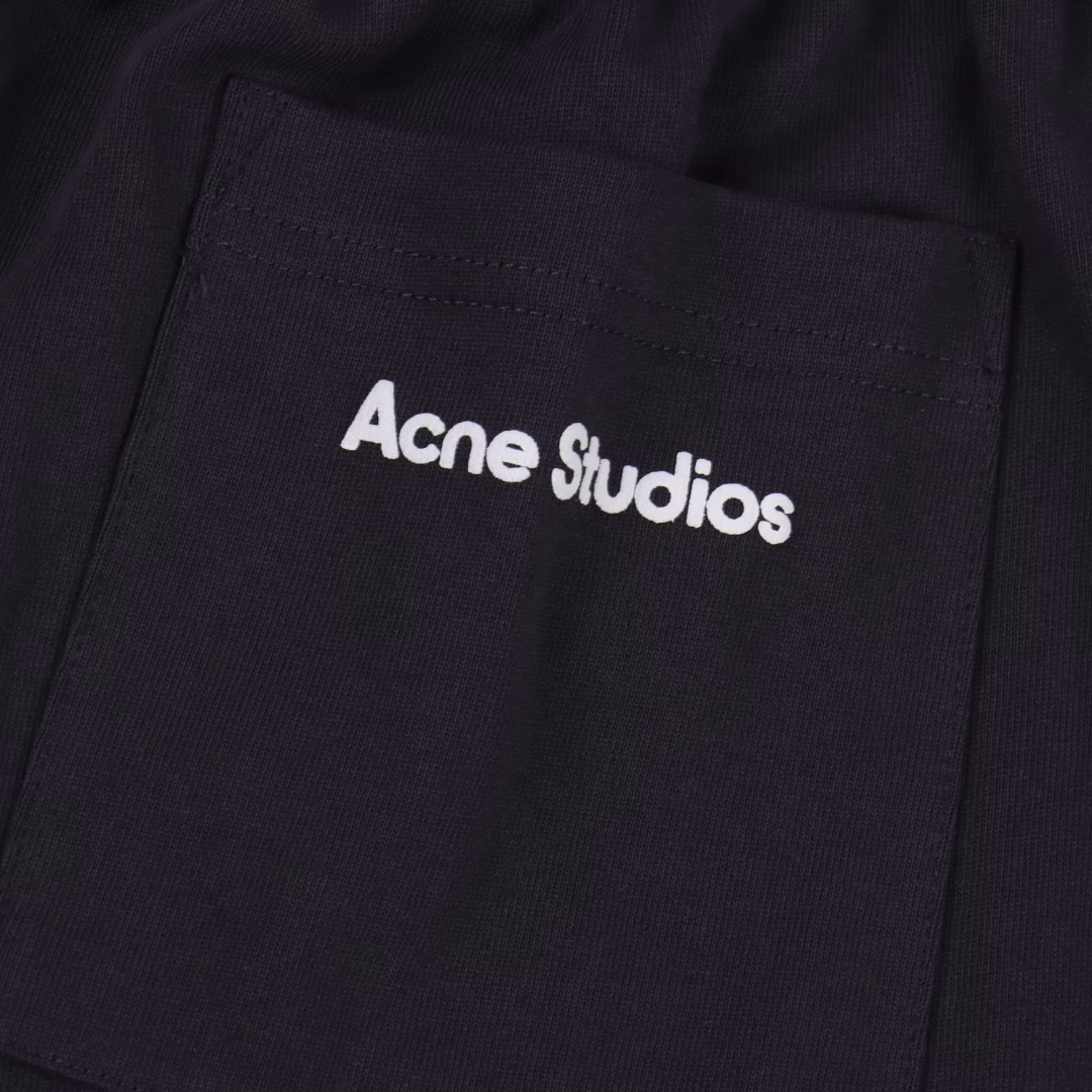 Acne Studios 25SS washed letter loose shortsDisassemble and analyze immediately after purchaseExclusively woven and dyed 32S 360G active double-ply double-yarn combed fabric The only correct color on the market Correct main label webbing The surface of the fabric turns slightly white after washing The pocket logo embellishes the brand characteristics Low-key yet luxurious True original style restoration
