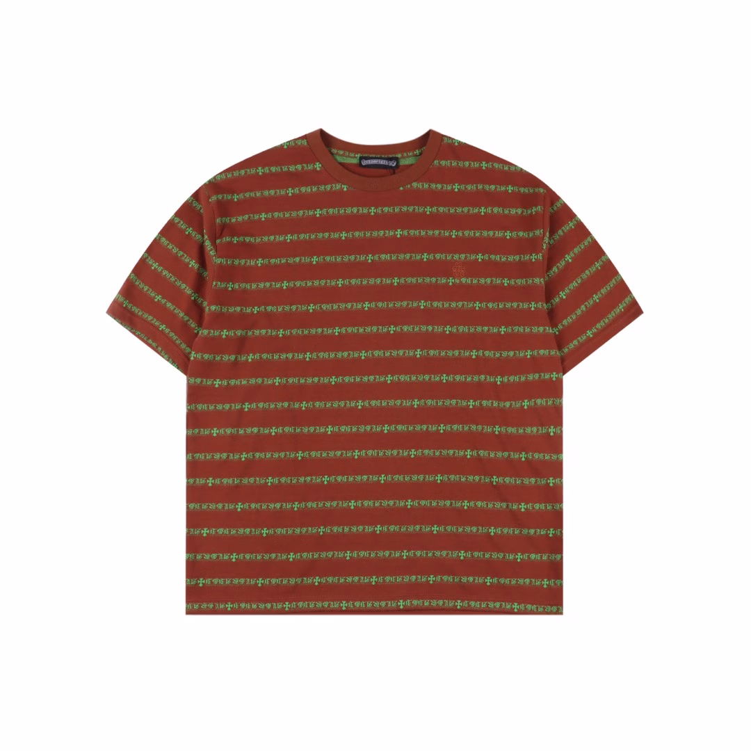 Chrome Hearts 25SS striped full-length cross short-sleeved T-shirtThe fabric uses 26 OE yarn, which is different from the 21S pure cotton yarn on the market. The different market yarns mean that the shape, size and stitch length of the jacquard of the whole garment will be different from the original. The whole garment has four colors. All are colored according to the zp sample. The fabric coloring and yarn dyeing cycle is about 30 days. The fabric of the whole garment is made of color-woven jacquard technology. The buttons are independently molded for silver-plated materials. The color is electroplated and aged according to the original. The embroidery thread is a custom-dyed 105D polyester thread, using imported No. 9 needles. The overall pattern density and line arc are basically consistent. Customized accessories are three-standard
