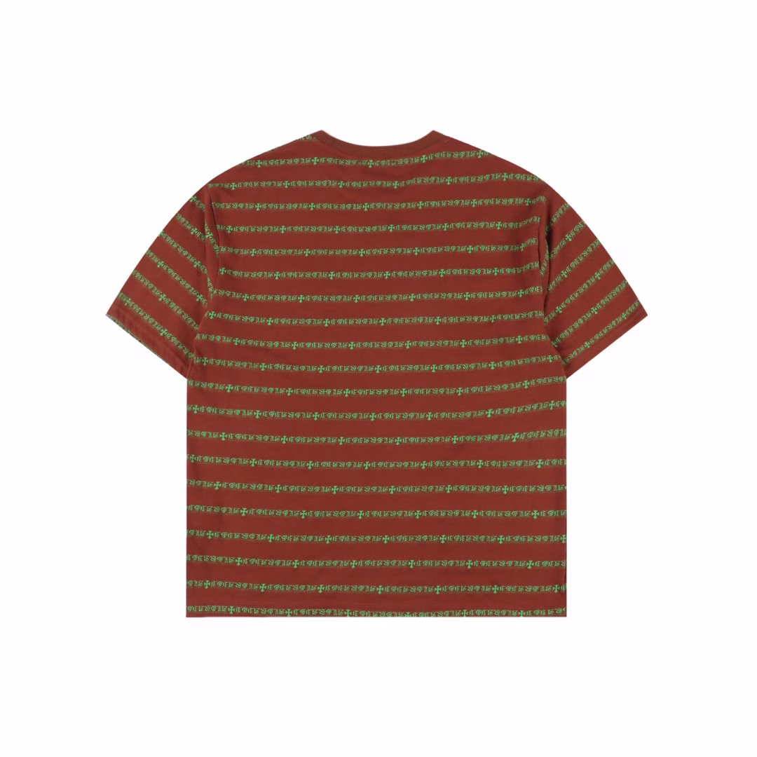 Chrome Hearts 25SS striped full-length cross short-sleeved T-shirtThe fabric uses 26 OE yarn, which is different from the 21S pure cotton yarn on the market. The different market yarns mean that the shape, size and stitch length of the jacquard of the whole garment will be different from the original. The whole garment has four colors. All are colored according to the zp sample. The fabric coloring and yarn dyeing cycle is about 30 days. The fabric of the whole garment is made of color-woven jacquard technology. The buttons are independently molded for silver-plated materials. The color is electroplated and aged according to the original. The embroidery thread is a custom-dyed 105D polyester thread, using imported No. 9 needles. The overall pattern density and line arc are basically consistent. Customized accessories are three-standard