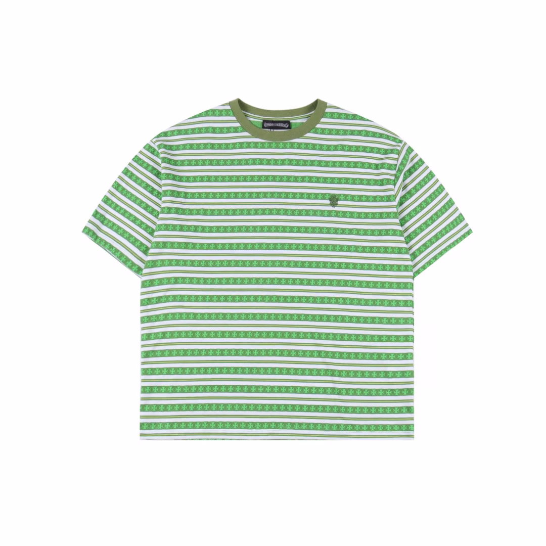 Chrome Hearts 25SS striped full-length cross short-sleeved T-shirtThe fabric uses 26 OE yarn, which is different from the 21S pure cotton yarn on the market. The different market yarns mean that the shape, size and stitch length of the jacquard of the whole garment will be different from the original. The whole garment has four colors. All are colored according to the zp sample. The fabric coloring and yarn dyeing cycle is about 30 days. The fabric of the whole garment is made of color-woven jacquard technology. The buttons are independently molded for silver-plated materials. The color is electroplated and aged according to the original. The embroidery thread is a custom-dyed 105D polyester thread, using imported No. 9 needles. The overall pattern density and line arc are basically consistent. Customized accessories are three-standard