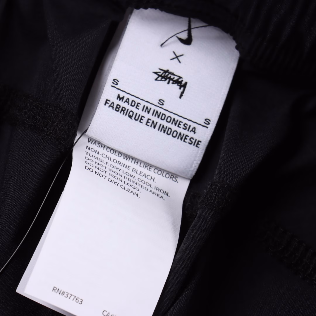 Stussy x Nike 25SS woven shortsCustom-woven and dyed high-fiber high-density woven fabric, no light transmission, very good breathability, very good feel, elastic waistband, individually customized washing labels, imported glue printing, a full set of customized accessories, still the best version that everyone can get access to