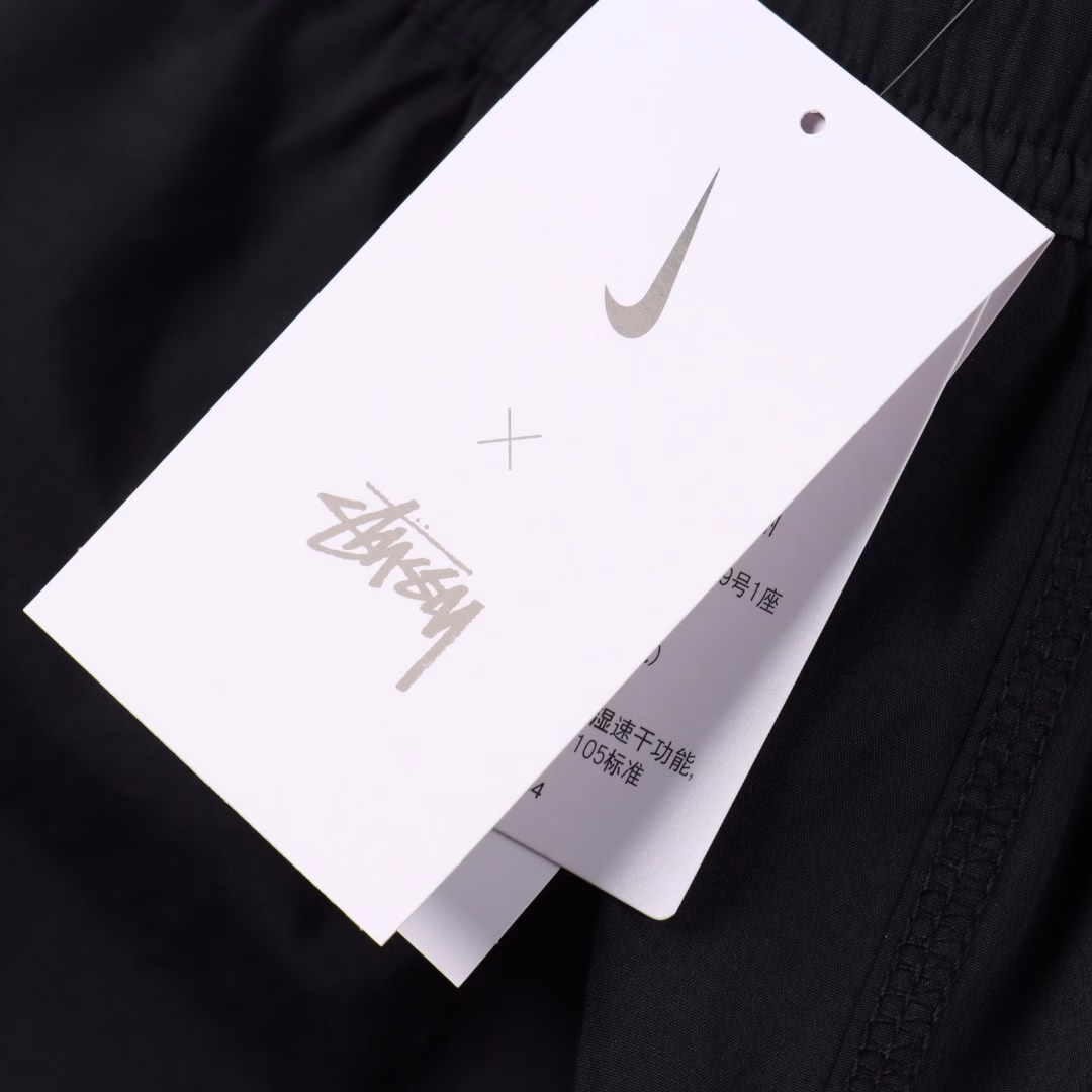 Stussy x Nike 25SS woven shortsCustom-woven and dyed high-fiber high-density woven fabric, no light transmission, very good breathability, very good feel, elastic waistband, individually customized washing labels, imported glue printing, a full set of customized accessories, still the best version that everyone can get access to
