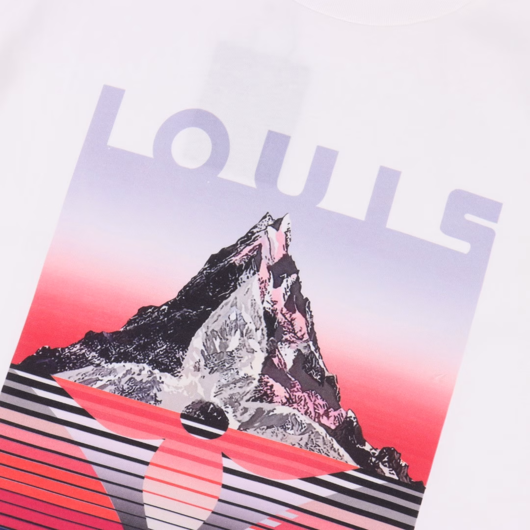Louis Vuitton 25ss Snow Mountain Print Short SleeveThis T-shirt is made of cotton knit,with large Monogram flowers, bold Louis Vuitton logo and colorful stripes to create a mountain theme print,adding brand touches to the dynamic style of winter