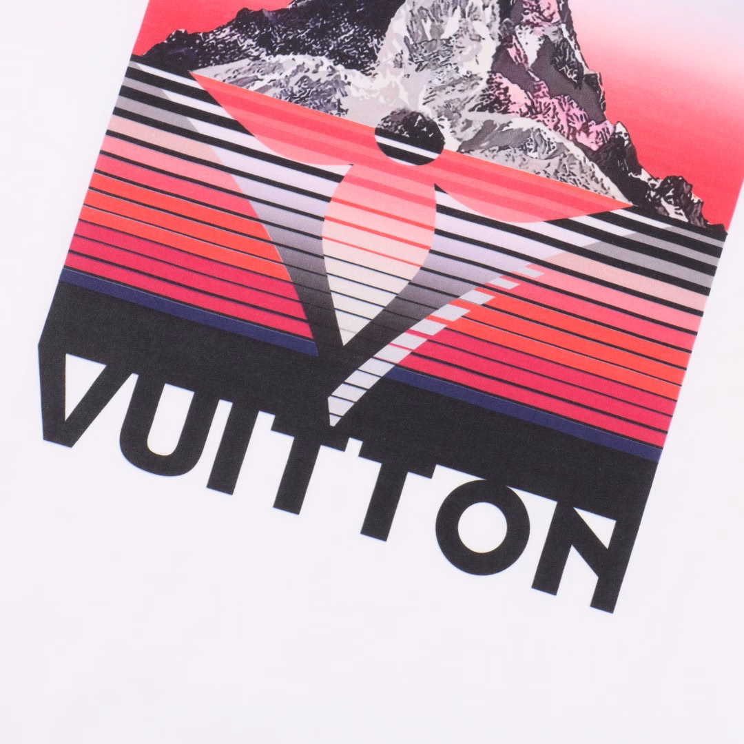 Louis Vuitton 25ss Snow Mountain Print Short SleeveThis T-shirt is made of cotton knit,with large Monogram flowers, bold Louis Vuitton logo and colorful stripes to create a mountain theme print,adding brand touches to the dynamic style of winter