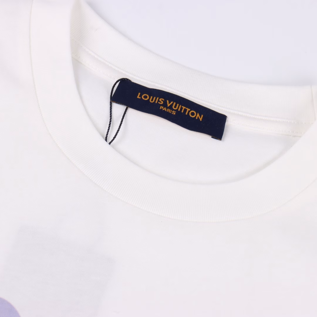 Louis Vuitton 25ss Snow Mountain Print Short SleeveThis T-shirt is made of cotton knit,with large Monogram flowers, bold Louis Vuitton logo and colorful stripes to create a mountain theme print,adding brand touches to the dynamic style of winter