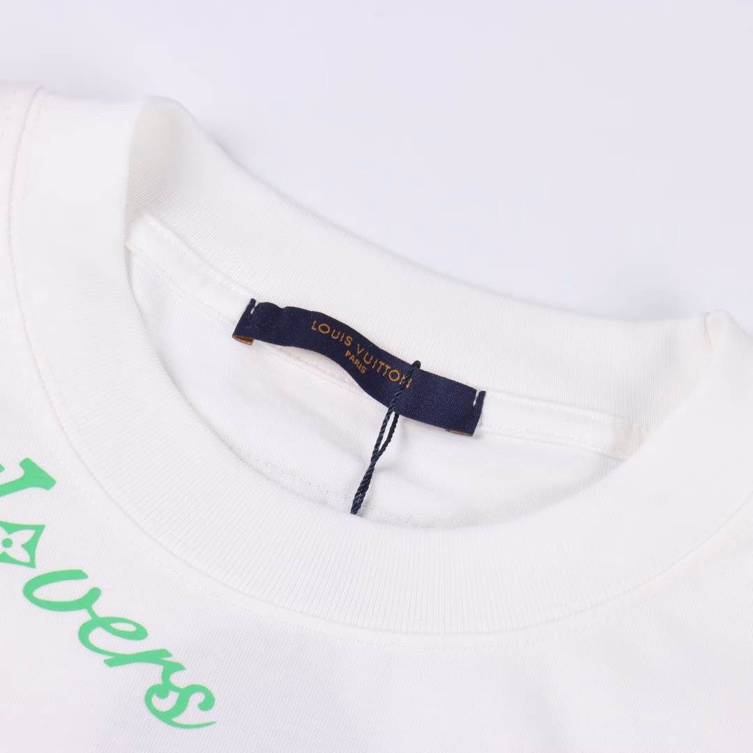 Louis Vuitton 2025ss green full-print logo short-sleeved T-shirt, customized exclusive pure cotton fabric, customized original craft thread, heavy letter logo craft design on the chest! Simple and generous, easy to match, high-grade, perfectly integrated with fashion and style, a top fashionable temperament model that is perfect for outer wear! The overall feeling is natural! The ultimate classic versatile short-sleeved T-shirt, using the latest three-dimensional letter Iogo pattern element design! The ultimate heavy workmanship and ultimate perfection! Fans who pursue high quality please buy it by yourself, and sincerely invite all fans who know the goods to appreciate this model together