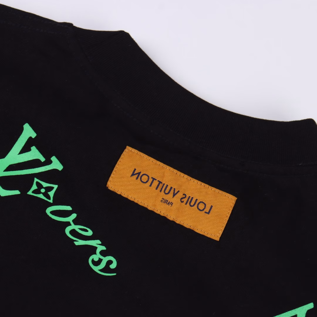 Louis Vuitton 2025ss green full-print logo short-sleeved T-shirt, customized exclusive pure cotton fabric, customized original craft thread, heavy letter logo craft design on the chest! Simple and generous, easy to match, high-grade, perfectly integrated with fashion and style, a top fashionable temperament model that is perfect for outer wear! The overall feeling is natural! The ultimate classic versatile short-sleeved T-shirt, using the latest three-dimensional letter Iogo pattern element design! The ultimate heavy workmanship and ultimate perfection! Fans who pursue high quality please buy it by yourself, and sincerely invite all fans who know the goods to appreciate this model together