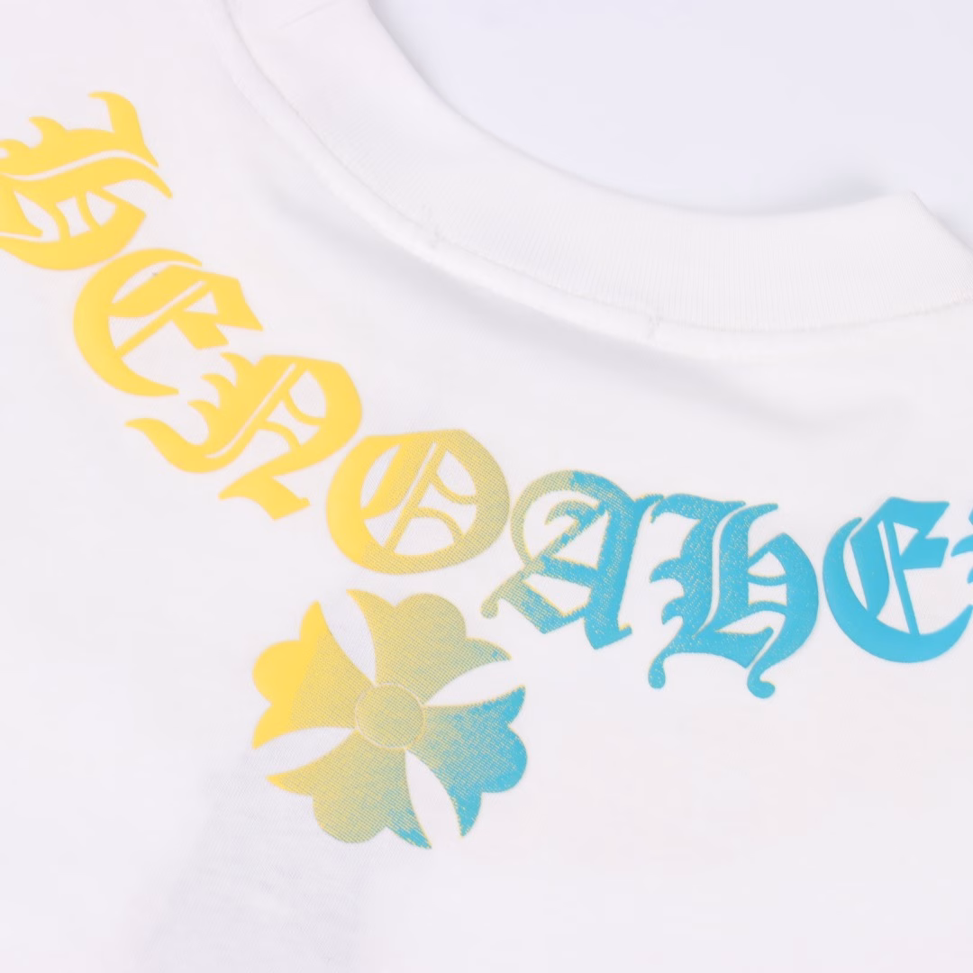 Chrome Hearts CH Gradient Foam Necklace Printed Short Sleeve T-shirtThe fabric is made of 280g combed cotton, customized 32-count 1*1 thread, and the garment is washed twice. The fabric is comfortable and skin-friendly without any strange feeling. It is a custom-made dyed fabric with high textile density, good drape, and not easy to deform. The thick weave plus the compact spinning process will not affect the breathability of the fabric. The color saturation is very high. It is imported digital direct printing technology. It is a versatile and good-looking short-sleeved shirt. The loose version covers the flesh and makes you look thin. It is not picky.