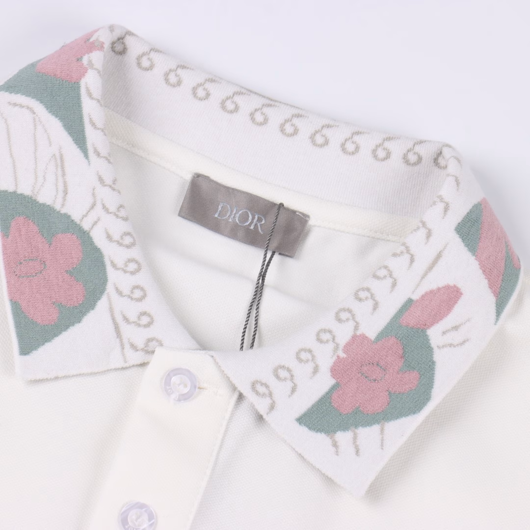 Dior Flower Collar Jacquard Polo Short SleeveMade of cotton pique mesh fabric, customized material 260g long-staple cotton. The collar is made of double-system jacquard flat machine, which is elastic and does not deform. The clothes are all bound with original fabric. The front chest has a double-layer tube, no visible stitching, no loose edges. Cuffs, front chest tube bottom, shoulder seam bone. All restored to the original. No original, no product.