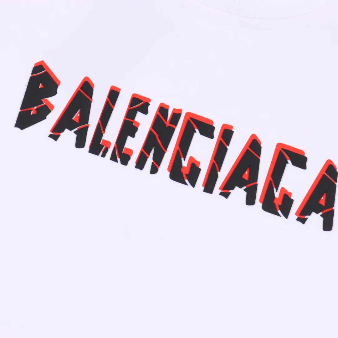 Balenciaga split letter embossed print short sleevesCustomized 300g double yarn heavy cotton fabric, soft and comfortable to the touch, skin-friendly and breathableCracked logo thick plate embossed print process on the chest, showing the street style of the Z generationOS drop shoulder loose version, unisex style